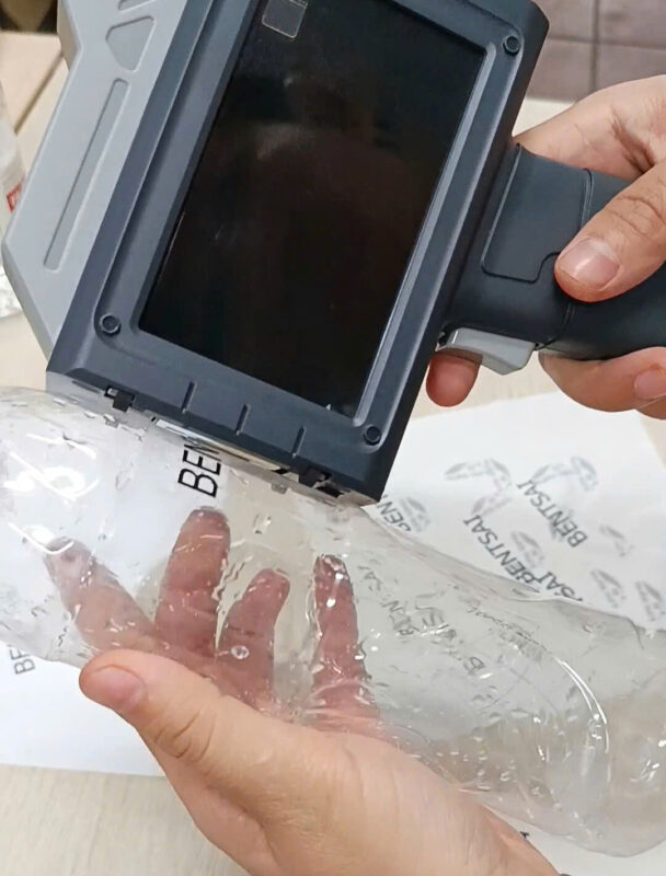 5 Tiêu Chí Chọn Máy In Date Cầm Tay Phù Hợp Cho Mọi Cơ Sở Sản Xuất năm 2025