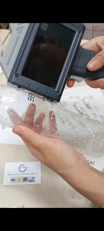 Lợi Ích Khi Chuyển Từ Dập Tay Sang Máy In Date Cầm Tay Năm 2025