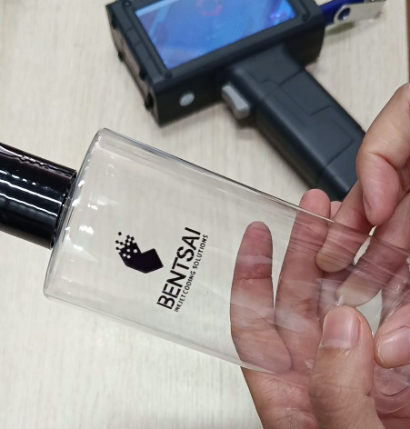 In logo bằng máy in date cầm tay – làm sao để nét, đẹp và chuẩn kích thước? năm 2025