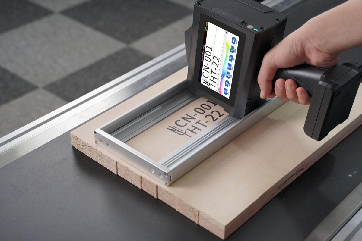 In phun cầm tay khổ cao 46mm tối ưu cho bao bì, thùng hàng, pallet