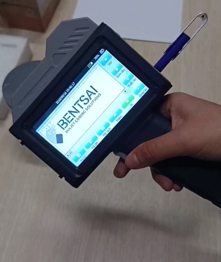 Giải pháp in logo nhỏ bằng máy in date cầm tay in cao 2,54cm trên mọi bề mặt